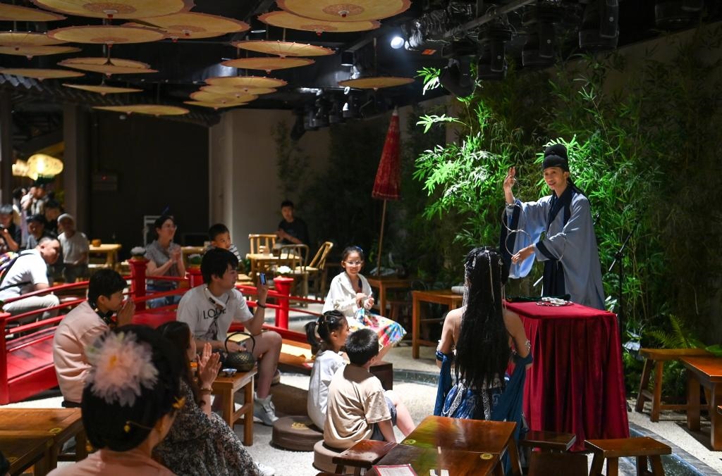 游客在長安十二時辰主題街區(qū)觀看唐風演藝《大唐曲藝》。新華社記者鄒競一 攝