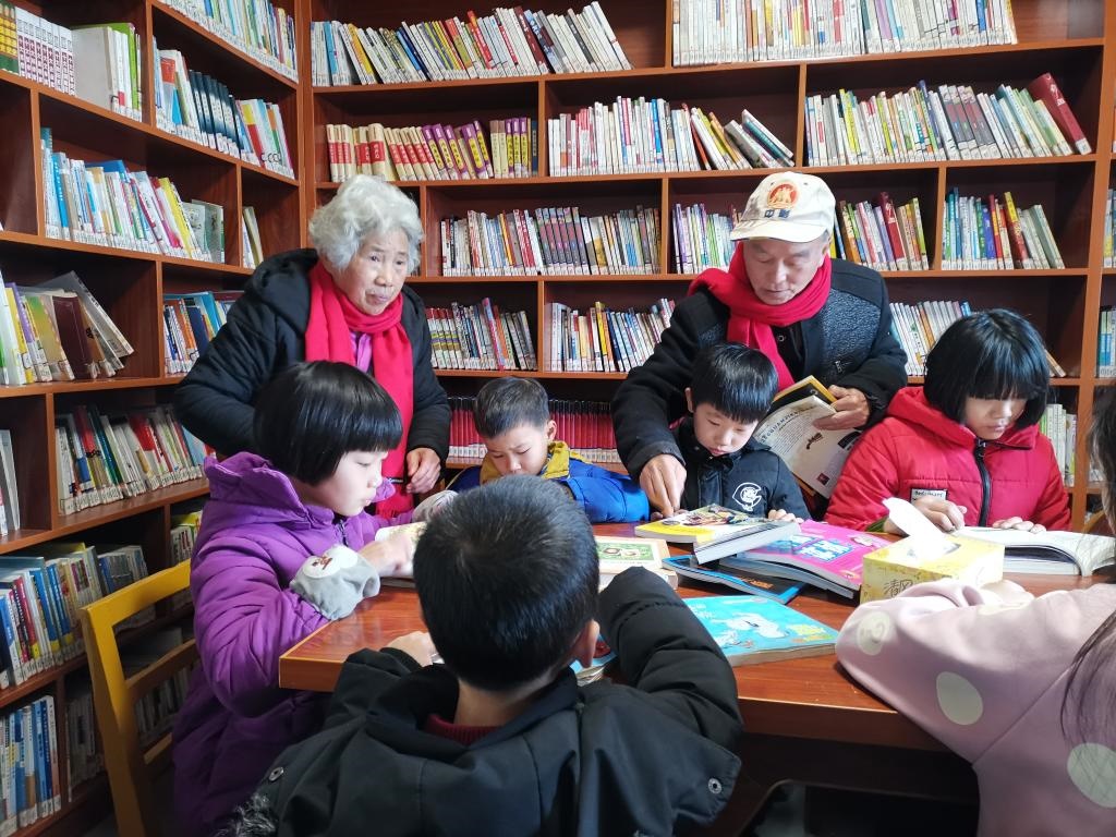 夏昭炎夫婦在譚家垅村的小書屋輔導小學生。（劉峰 攝）