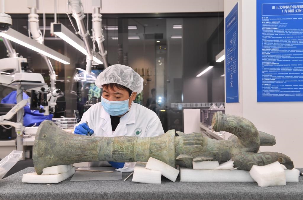 在三星堆博物館文物保護與修復館內(nèi)，工作人員在對文物進行清理。新華社記者劉坤 攝