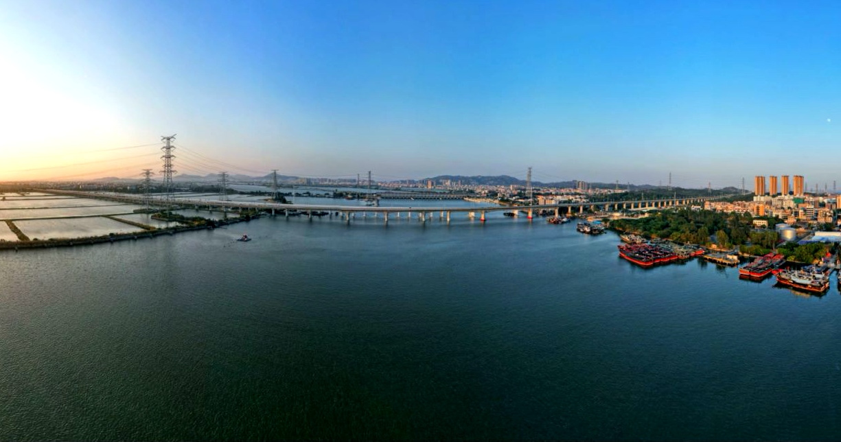 汕汕鐵路練特江大橋。國鐵集團供圖