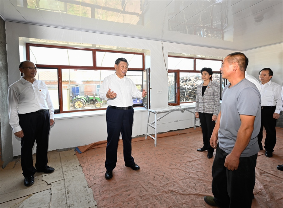 2023年9月7日，在遭受洪澇災(zāi)害的黑龍江尚志市老街基鄉(xiāng)龍王廟村，習(xí)近平總書(shū)記走進(jìn)村民楊春貴家中，察看受損房屋修繕情況。