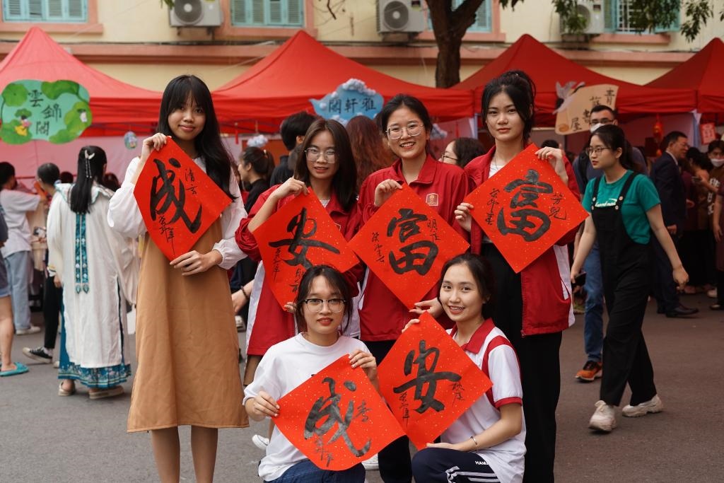 2023年4月21日，在越南河內(nèi)大學(xué)孔子學(xué)院，越南大學(xué)生展示漢字書法作品。新華社記者胡佳麗攝