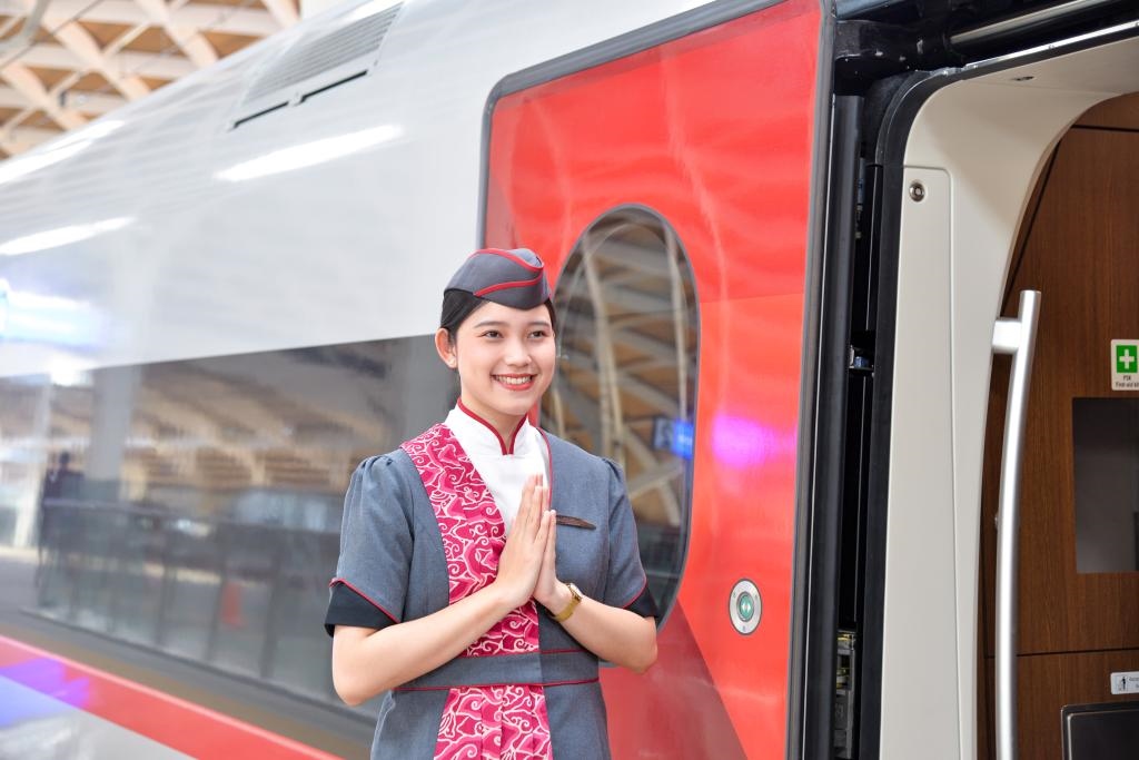 12月12日，乘務(wù)人員在印度尼西亞雅加達(dá)的哈利姆車站站臺(tái)歡迎乘坐雅萬(wàn)高鐵的乘客。新華社記者徐欽攝