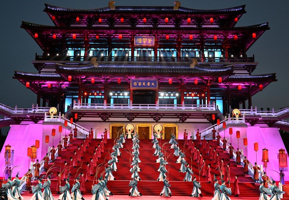 這是2023年5月18日在陜西省西安市大唐芙蓉園拍攝的中國—中亞峰會歡迎儀式。新華社記者 申宏 攝