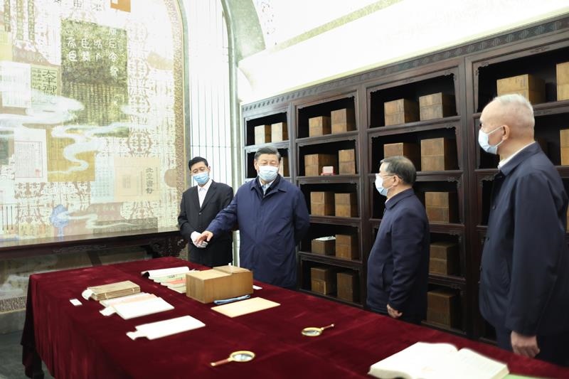 △2023年6月1日，習近平總書記在中國國家版本館考察時，在蘭臺洞庫了解館藏精品版本保存情況。