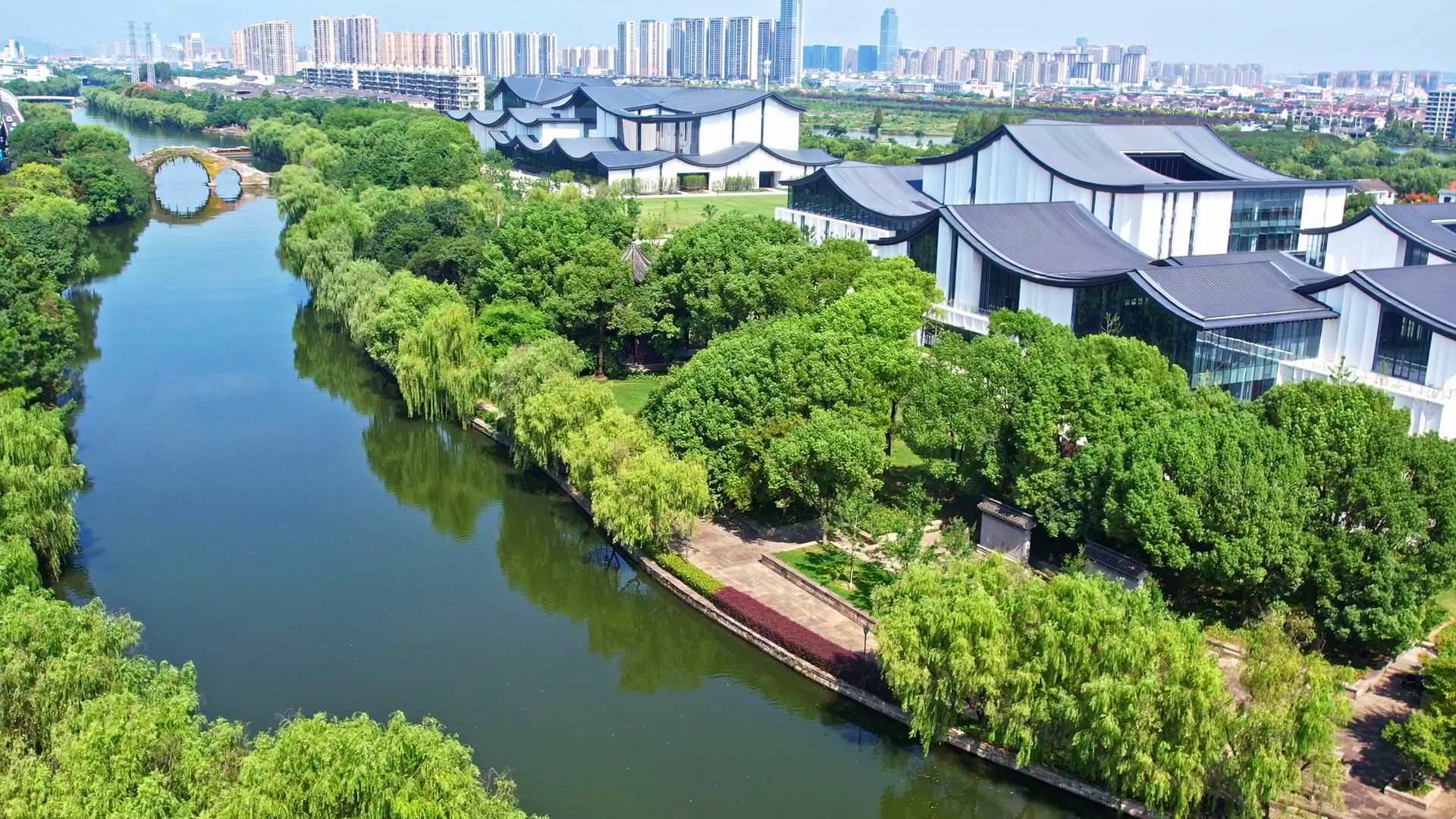 △浙東運河。今年9月20日，習近平總書記來到浙東運河文化園考察，強調“大運河文化是中國優(yōu)秀傳統(tǒng)文化的重要組成部分，要在保護、傳承、利用上下功夫，讓古老大運河煥發(fā)時代新風貌”。