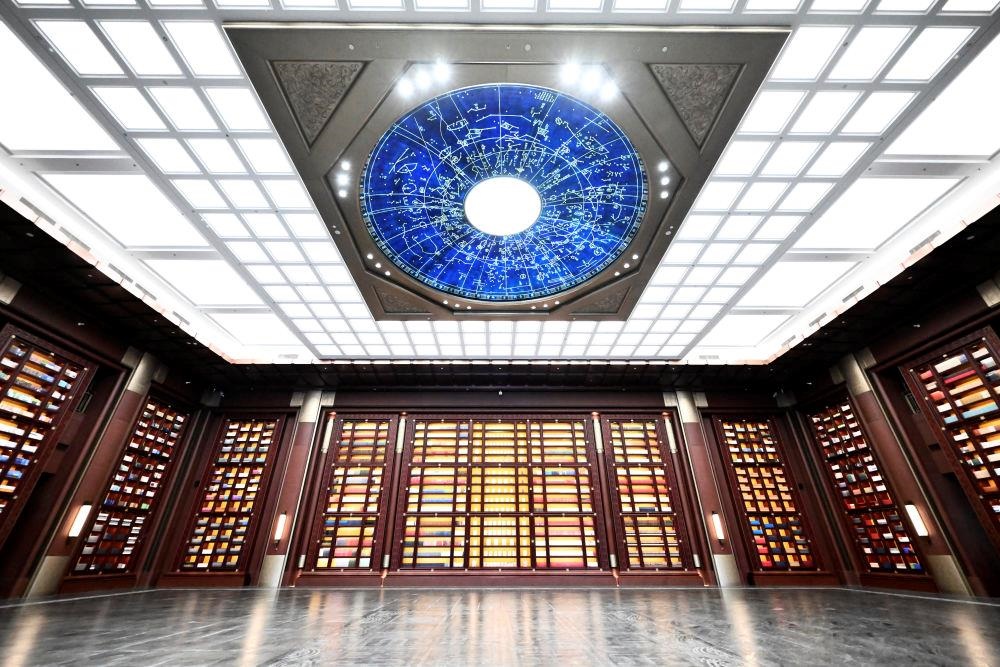 △中國國家版本館中央總館“文瀚閣”內(nèi)景。星空穹頂上是一幅宋代石刻天文圖，傳遞著“文瀚閣”的寓意：中華文明如星空般浩瀚璀璨。