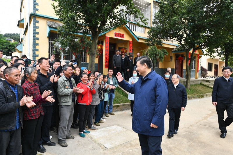 2021年4月25日，習(xí)近平總書記在廣西桂林市全州縣才灣鎮(zhèn)毛竹山村考察時，同鄉(xiāng)親們親切交流。新華社記者 謝環(huán)馳 攝