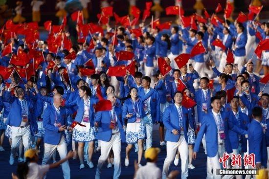 資料圖：9月23日，杭州第19屆亞運(yùn)會(huì)開(kāi)幕式舉行。中國(guó)代表團(tuán)身著星辰藍(lán)禮服驚艷亮相。<a target='_blank' href='/'><p align=