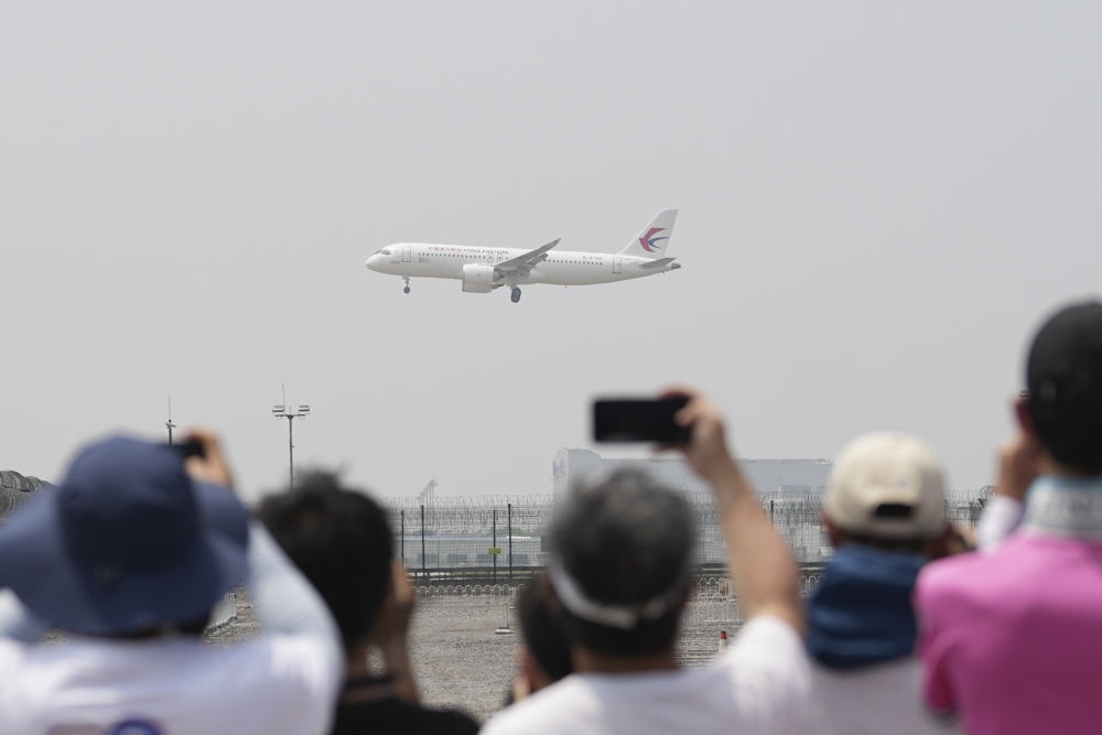 2023年5月28日，C919首個(gè)商業(yè)航班東航MU9191飛抵北京首都國際機(jī)場。新華社記者 鞠煥宗 攝