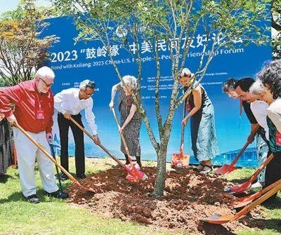 6月，2023“鼓嶺緣”中美民間友好論壇在福建省福州市舉辦。圖為出席“鼓嶺之友”座談會的中美各界人士在鼓嶺共同植樹留念。