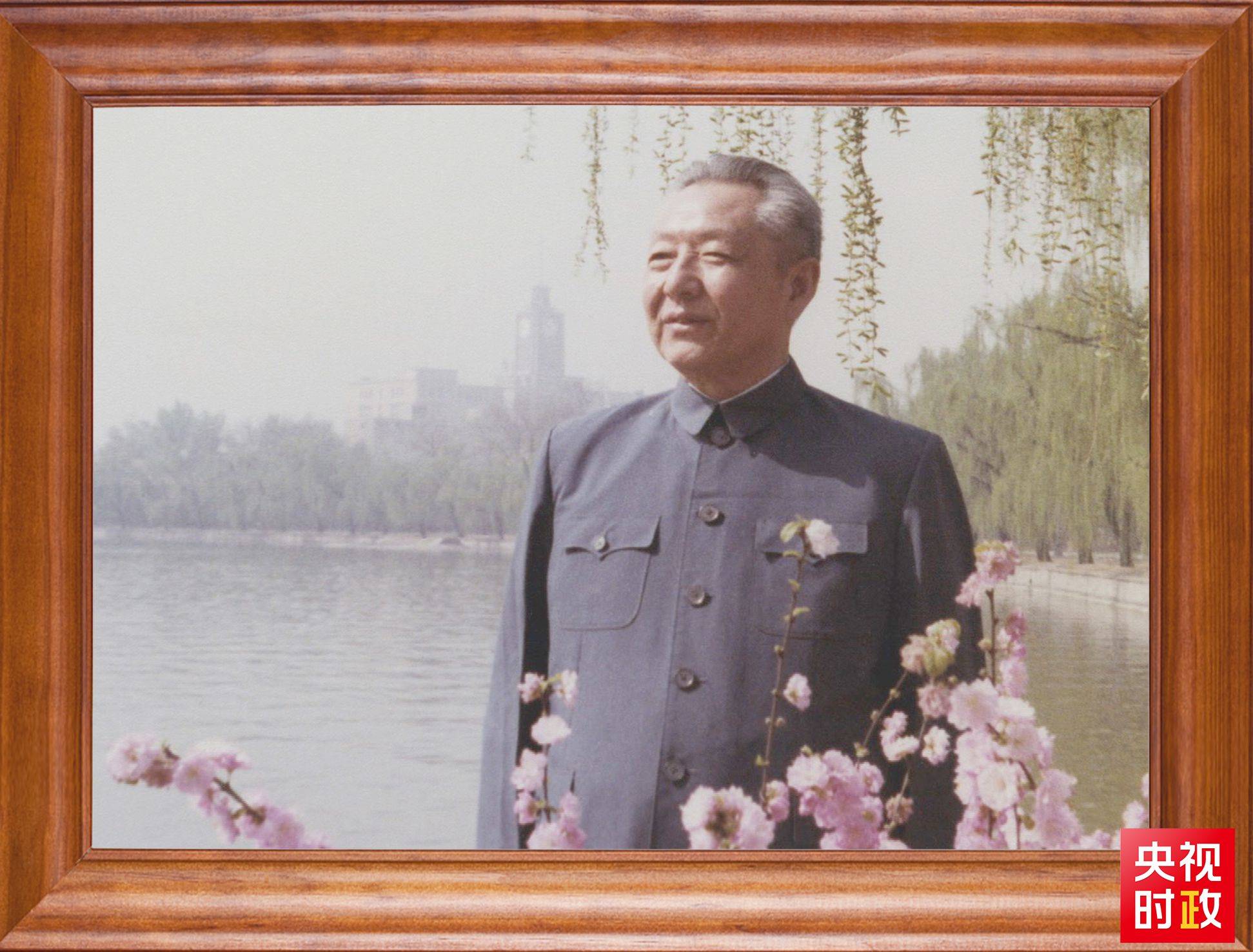 △這是習(xí)近平父親習(xí)仲勛同志的照片。2023年10月15日，是習(xí)仲勛同志誕辰110周年紀(jì)念日。這張照片第一次出現(xiàn)在他的書架上。