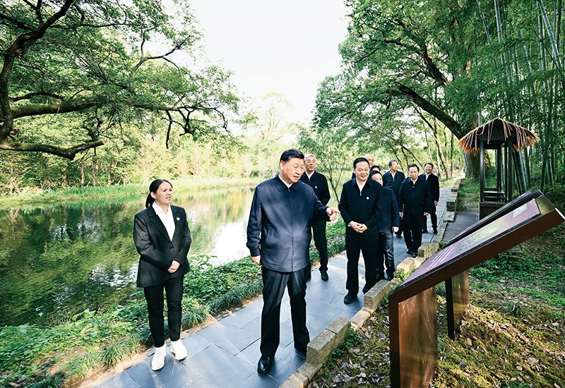 2023年10月10日至13日，中共中央總書記、國家主席、中央軍委主席習近平在江西考察。這是11日下午，習近平在上饒市婺源縣秋口鎮(zhèn)王村石門自然村考察時，了解饒河源國家濕地公園和極度瀕危鳥類藍冠噪鹛保護等情況。 新華社記者 謝環(huán)馳/攝