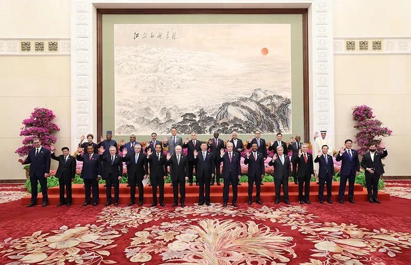 10月18日，習(xí)近平主席在北京人民大會堂出席第三屆“一帶一路”國際合作高峰論壇開幕式并發(fā)表主旨演講。這是習(xí)近平同國際貴賓集體合影。