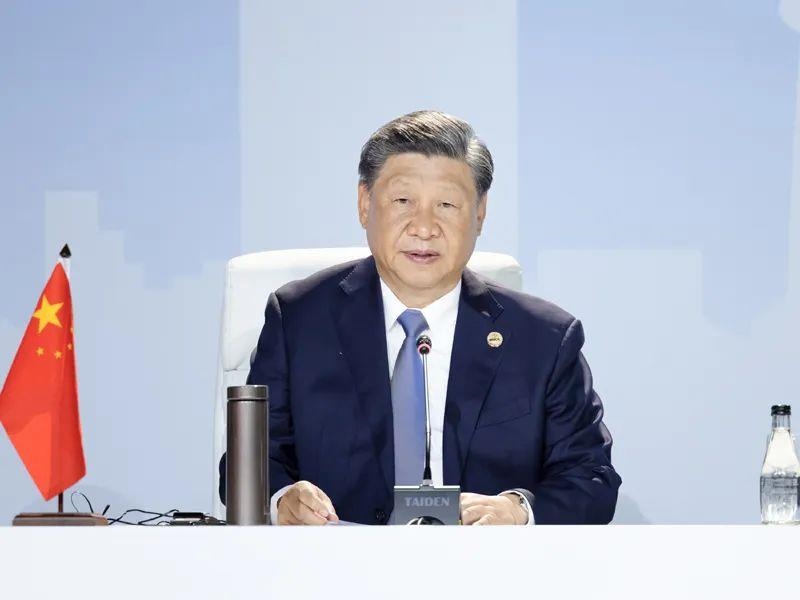當(dāng)?shù)貢r(shí)間8月24日，習(xí)近平主席在南非約翰內(nèi)斯堡出席金磚國家領(lǐng)導(dǎo)人第十五次會晤特別記者會。