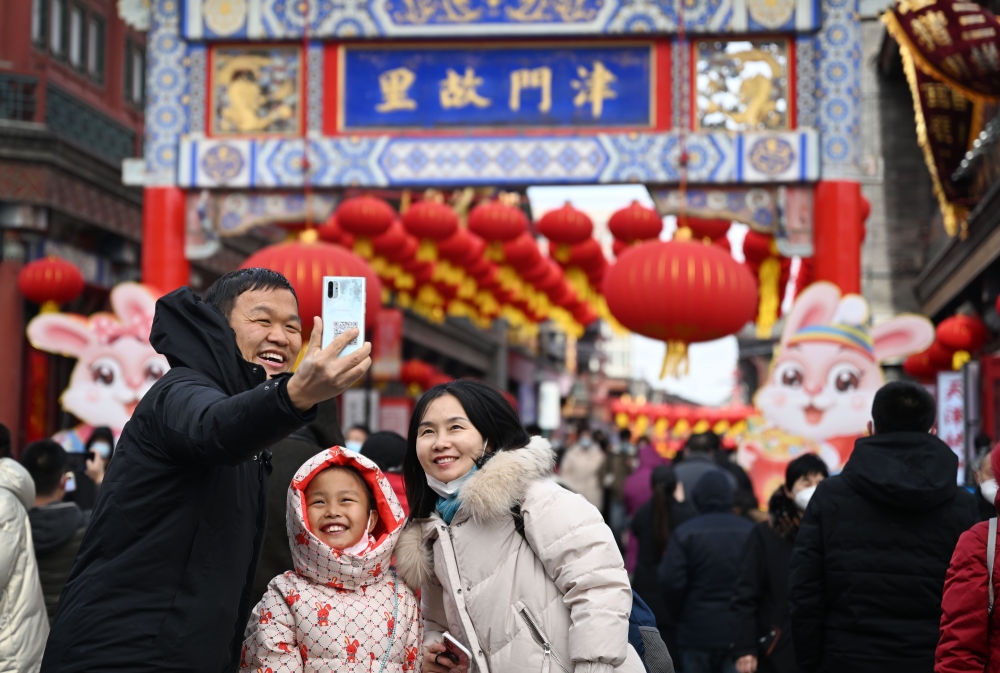 2023年1月26日，農(nóng)歷大年初五，游客在天津古文化街留影。新華社記者 趙子碩 攝