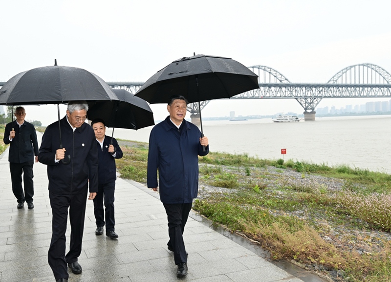 2023年10月10日，習(xí)近平在長(zhǎng)江國(guó)家文化公園九江城區(qū)段考察時(shí)，冒雨沿江堤步行察看沿岸風(fēng)貌。