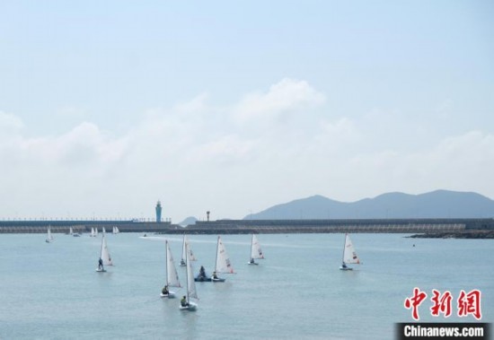 浙江象山，杭州亞運會帆船項目運動員揚帆起航。林波 攝