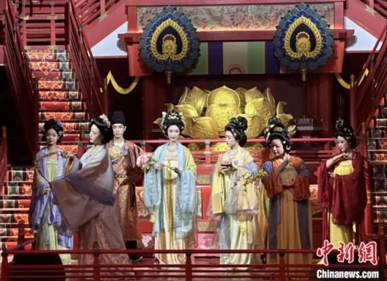 2023年12月31日晚間，在長安十二時辰主題街區(qū)進行的漢服表演。 中新社記者 張一辰 攝