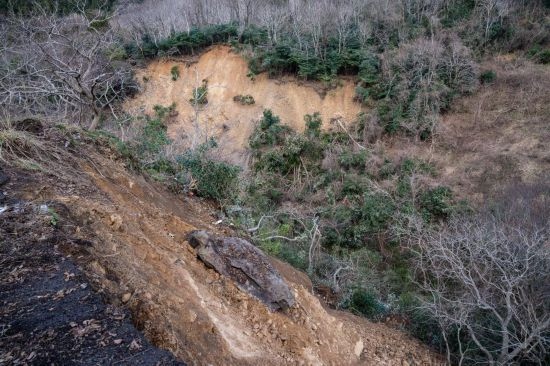  1月2日，在日本石川縣羽咋郡，地震引起山體滑坡。新華社記者張笑宇攝