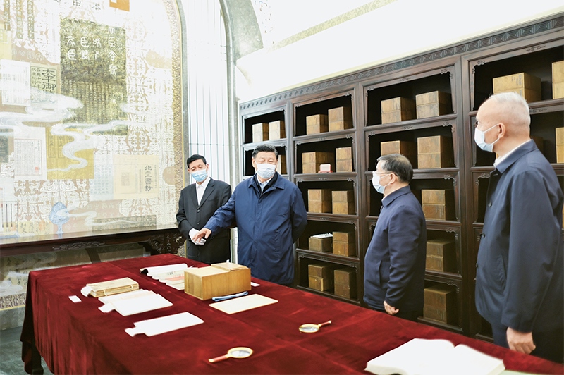2023年6月1日，習(xí)近平總書記在中國(guó)國(guó)家版本館考察時(shí)，在蘭臺(tái)洞庫(kù)了解館藏精品版本保存情況。