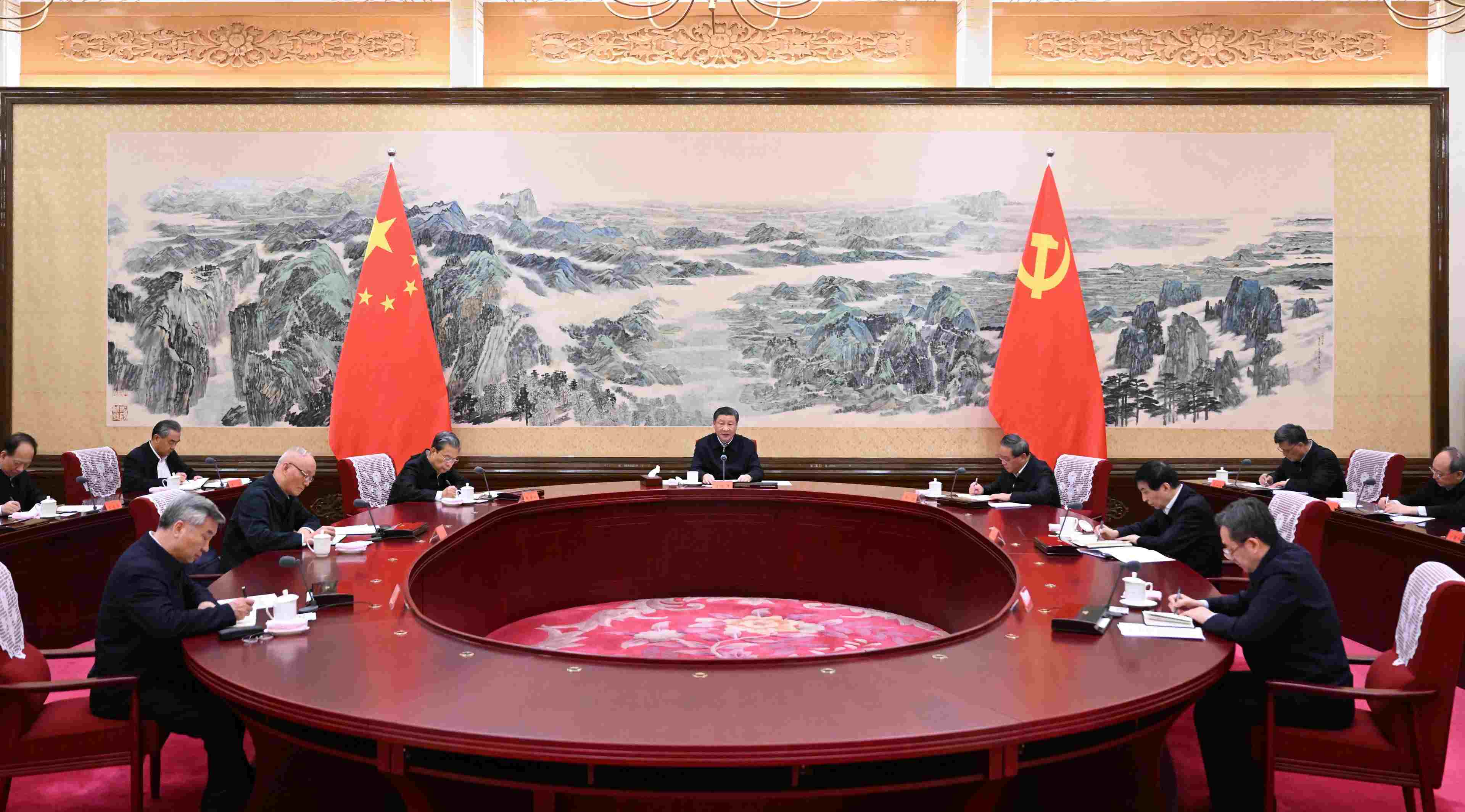 2023年12月21日至22日，中共中央政治局召開(kāi)學(xué)習(xí)貫徹習(xí)近平新時(shí)代中國(guó)特色社會(huì)主義思想主題教育專題民主生活會(huì)，中共中央總書(shū)記習(xí)近平主持會(huì)議并發(fā)表重要講話。
