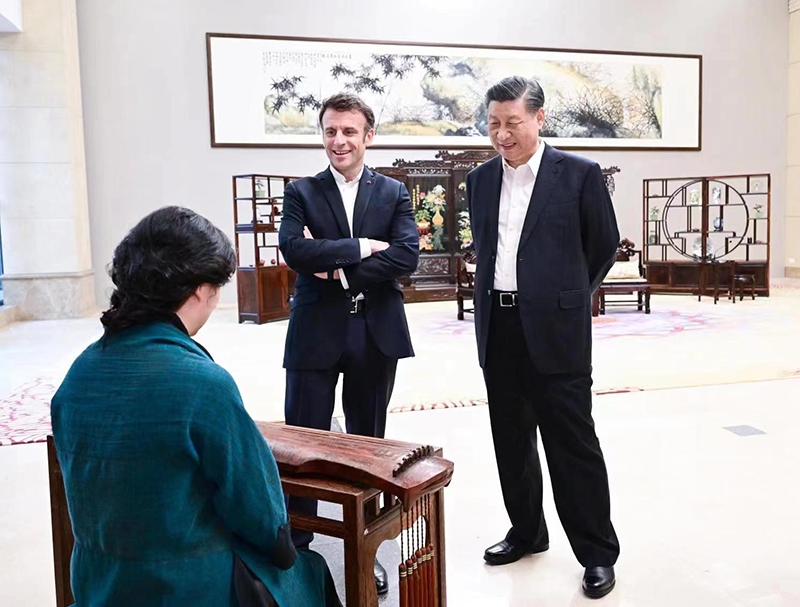 2023年4月7日，習(xí)近平主席在廣東省廣州市松園同法國(guó)總統(tǒng)馬克龍舉行非正式會(huì)晤。這是兩國(guó)元首在白云廳欣賞古琴演奏。