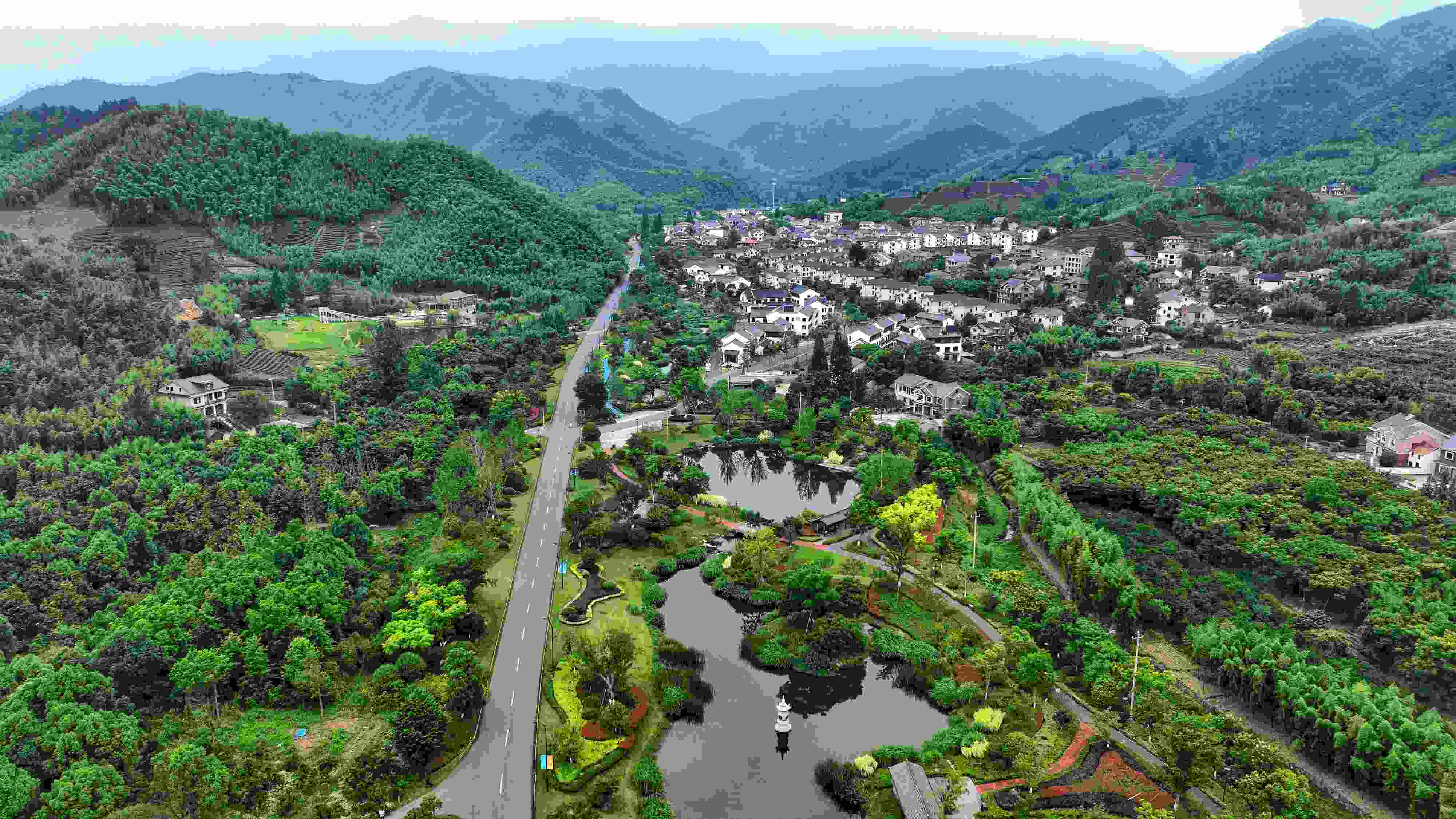 2023年6月6日，杭州余杭區(qū)徑山鎮(zhèn)鄉(xiāng)村，生態(tài)碧水、沿路花海與村莊農(nóng)房相映成趣，構(gòu)成一幅美麗的山水田園畫(huà)。