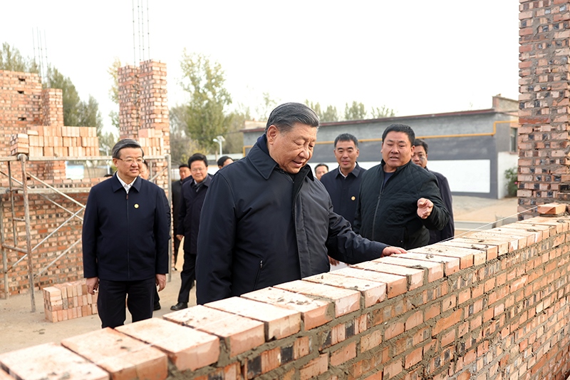 2023年11月10日，習近平總書記在河北保定涿州市刁窩鎮(zhèn)萬全莊村房屋重建施工現(xiàn)場考察。