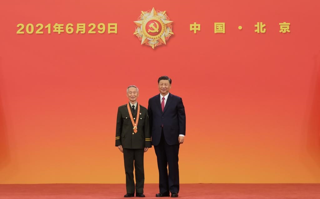 2021年6月29日，習(xí)近平總書記向“七一勛章”獲得者崔道植頒授勛章。新華社記者 李學(xué)仁 攝