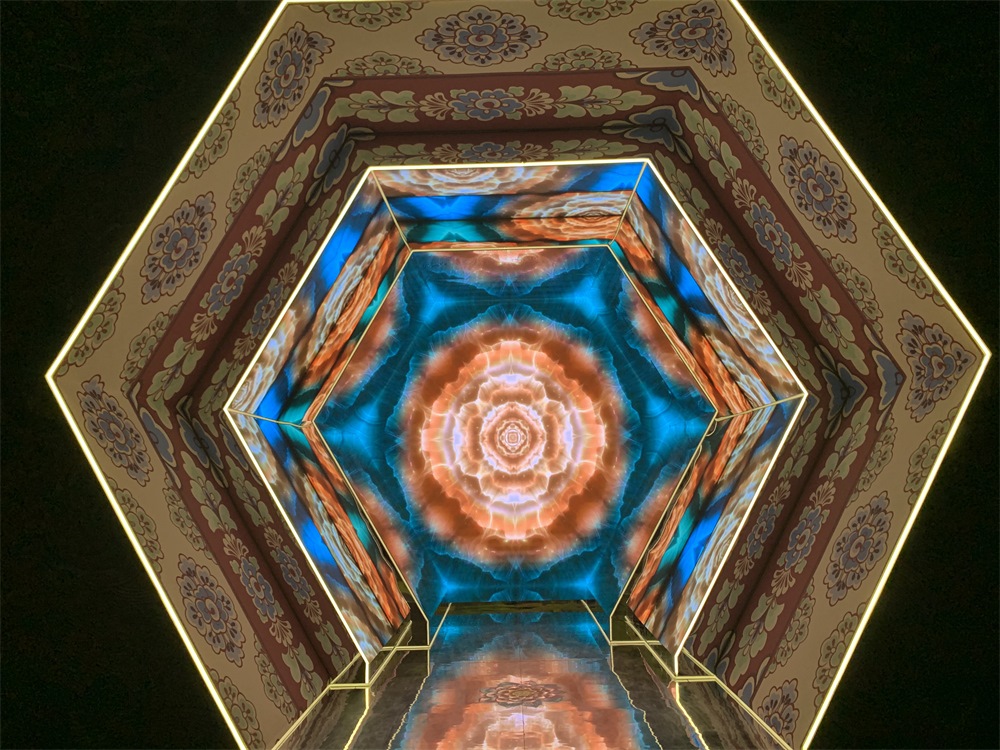 中國(guó)國(guó)家博物館“華彩萬(wàn)象——石窟藝術(shù)沉浸體驗(yàn)”現(xiàn)場(chǎng)。人民網(wǎng)記者 韋衍行攝