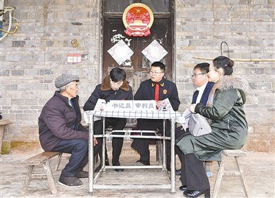  圖②：調(diào)解現(xiàn)場(chǎng)。