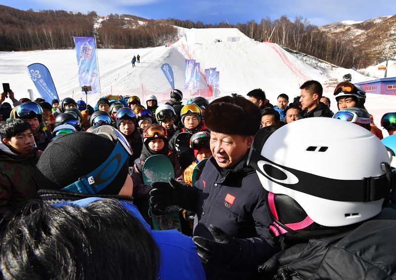 2017年1月23日，習(xí)近平總書記在云頂滑雪場同正在集訓(xùn)的國家滑雪隊運動員及滑雪愛好者親切交談。