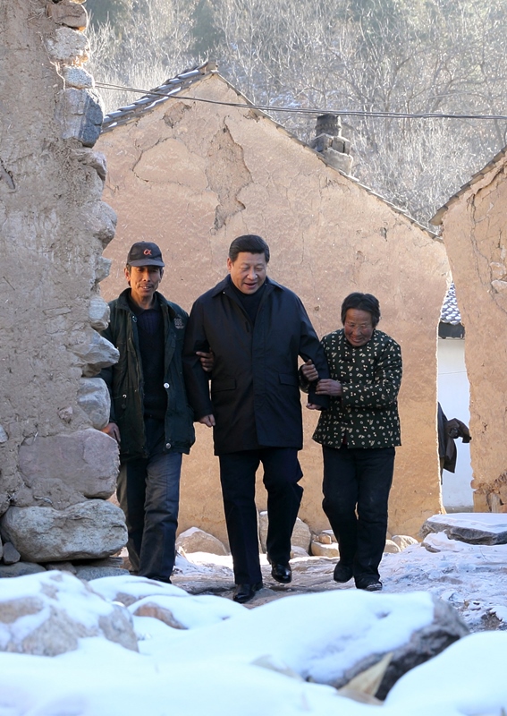 2012年12月30日，習(xí)近平總書記來到地處深山的河北阜平駱駝灣村，走進困難群眾唐宗秀家慰問看望。