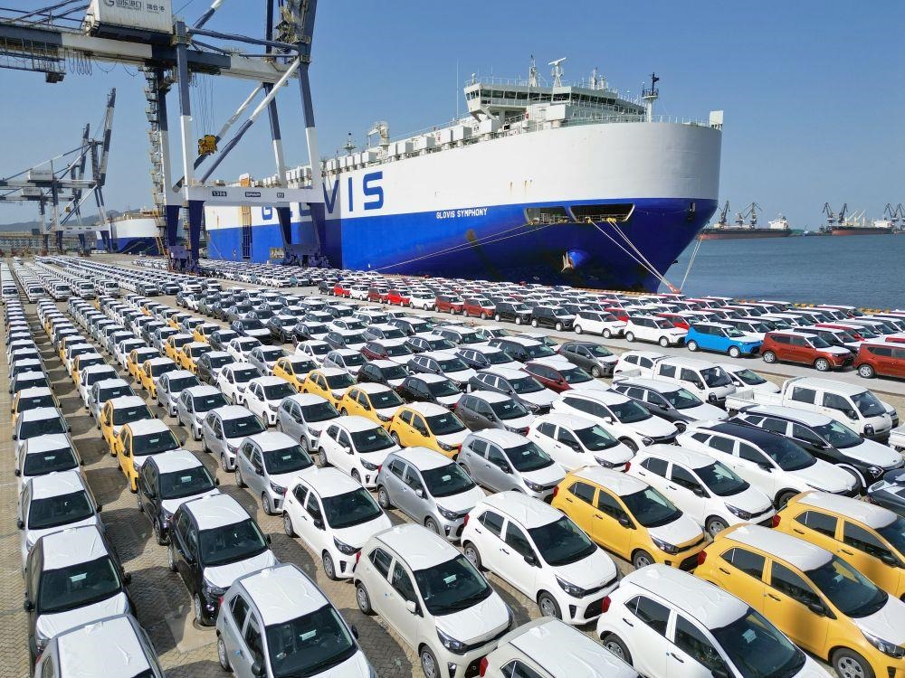 △2023年7月5日，大批出口商品車集結(jié)山東煙臺港準(zhǔn)備通過汽車滾裝船發(fā)運。
