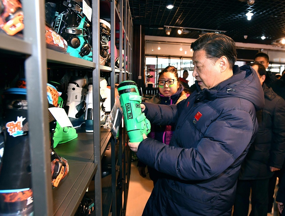 2017年1月23日，習(xí)近平總書記在河北省張家口市云頂滑雪場雪具大廳了解各式雪具的不同功用。