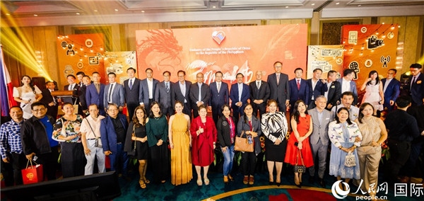 出席駐菲律賓使館2024年新年媒體沙龍部分嘉賓代表合影。人民網(wǎng)記者樊帆 攝