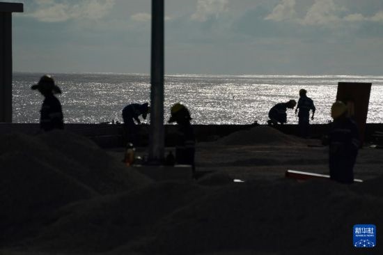1月18日，工作人員在瑙魯艾沃港碼頭升級改造項目工地工作。新華社記者 王申 攝