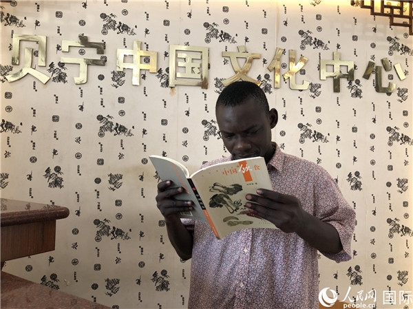 貝寧人在文化中心閱讀中國圖書。人民網(wǎng)記者 黃培昭攝