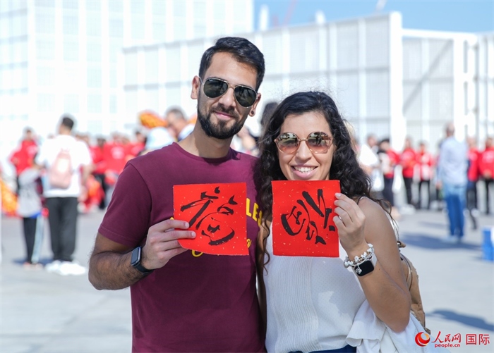 游客展示“福”字。人民網(wǎng) 塔里克·易卜拉欣攝