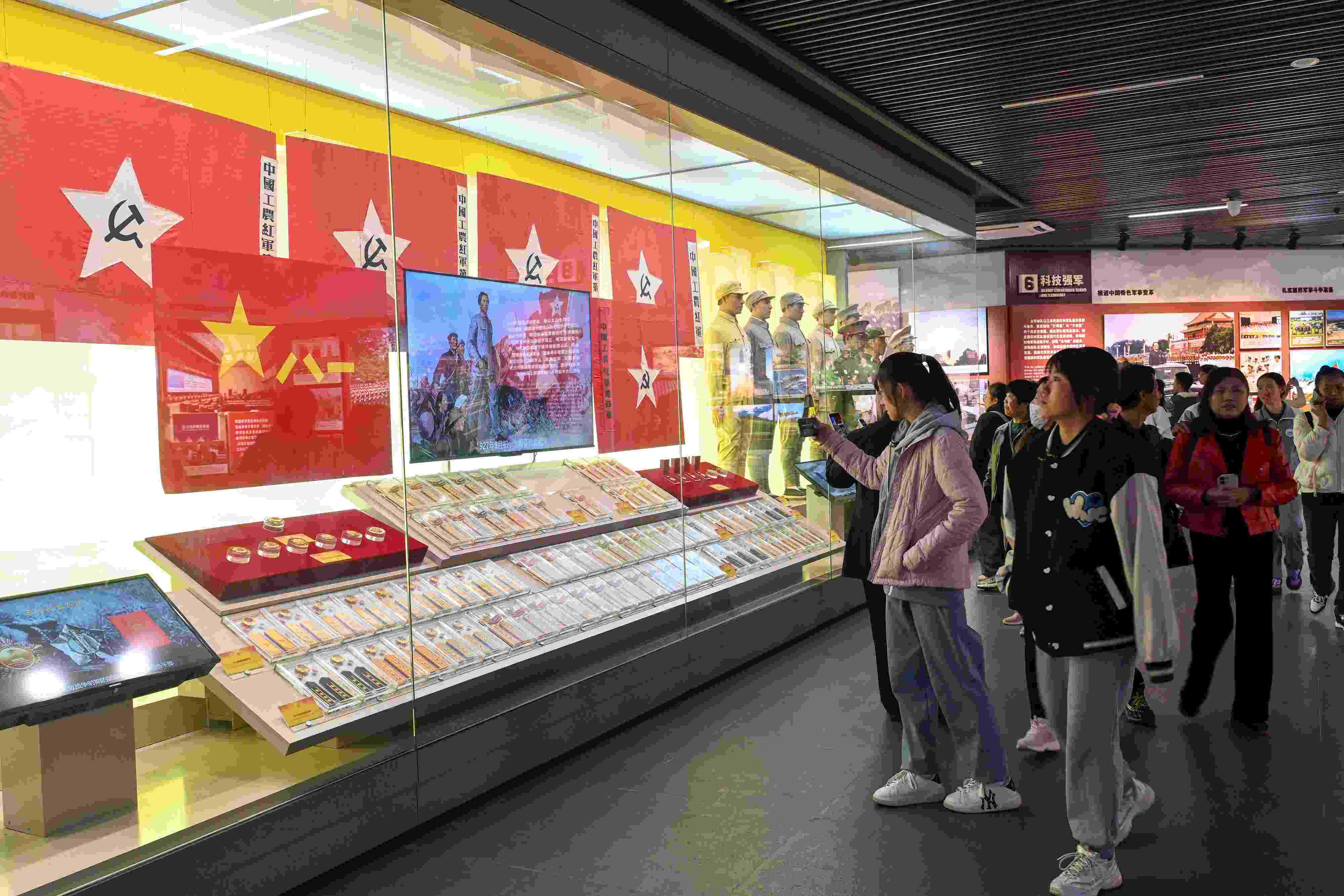 2023年11月15日，游客游覽參觀南昌八一起義紀(jì)念館，感受體驗紅色文化的教育。