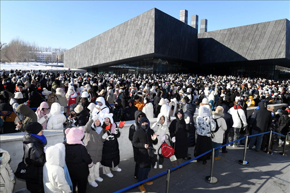 2024年1月15日，哈爾濱，侵華日軍第七三一部隊罪證陳列館門口排隊的游客整齊有序。