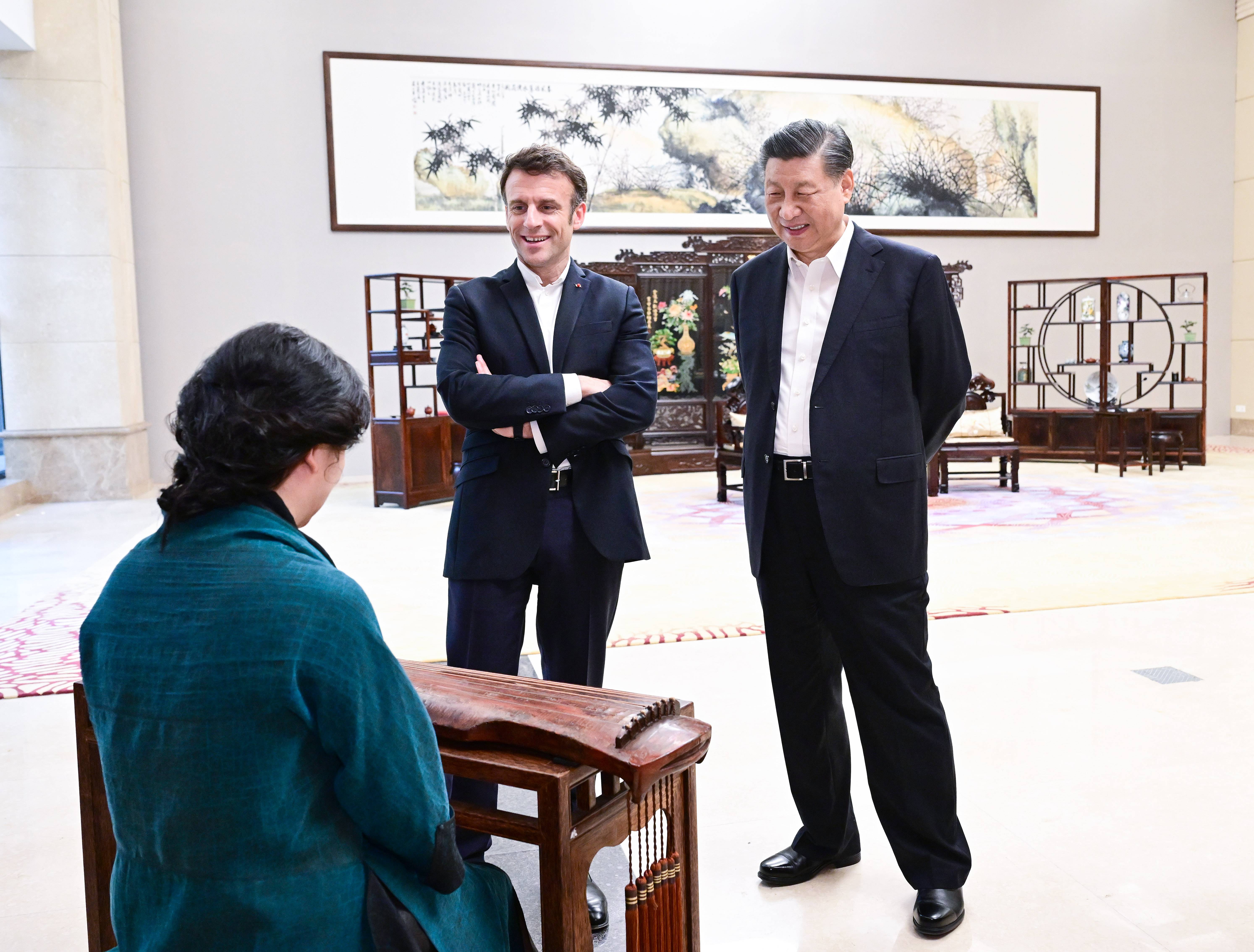 2023年4月7日，習(xí)近平主席在廣東省廣州市松園同法國總統(tǒng)馬克龍舉行非正式會(huì)晤。這是兩國元首在白云廳欣賞古琴演奏。