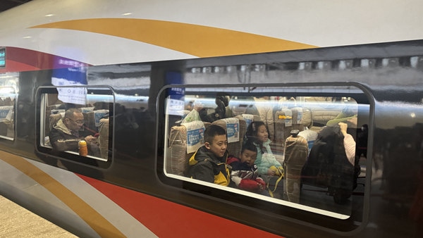 旅客乘坐高鐵列車。中國鐵路北京局供圖