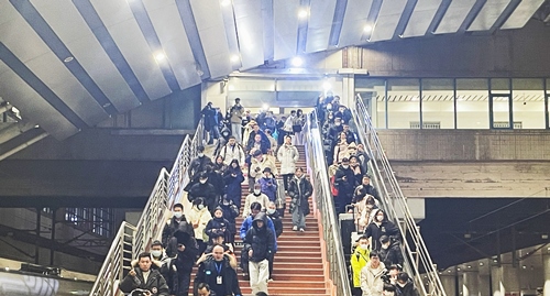 2024年鐵路春運今日啟動，旅客進入站臺準備乘車。人民網(wǎng)記者 喬雪峰攝