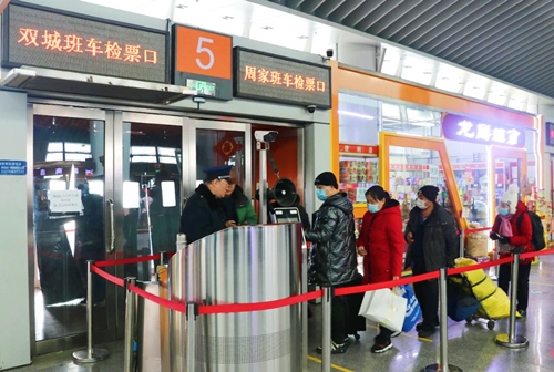 哈西公路客運站內(nèi)旅客檢票排隊上車。黑龍江省交通運輸廳供圖