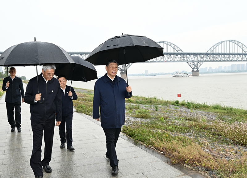 2023年10月10日，習(xí)近平總書記在江西省九江市長(zhǎng)江國(guó)家文化公園九江城區(qū)段考察時(shí)，冒雨沿江堤步行察看沿岸風(fēng)貌。