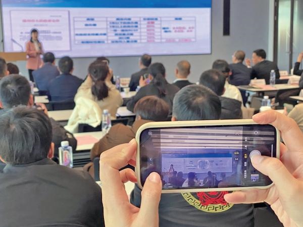 1月2日，“百團(tuán)千企出海拓市場增訂單”行動啟動。蔣文廣 攝