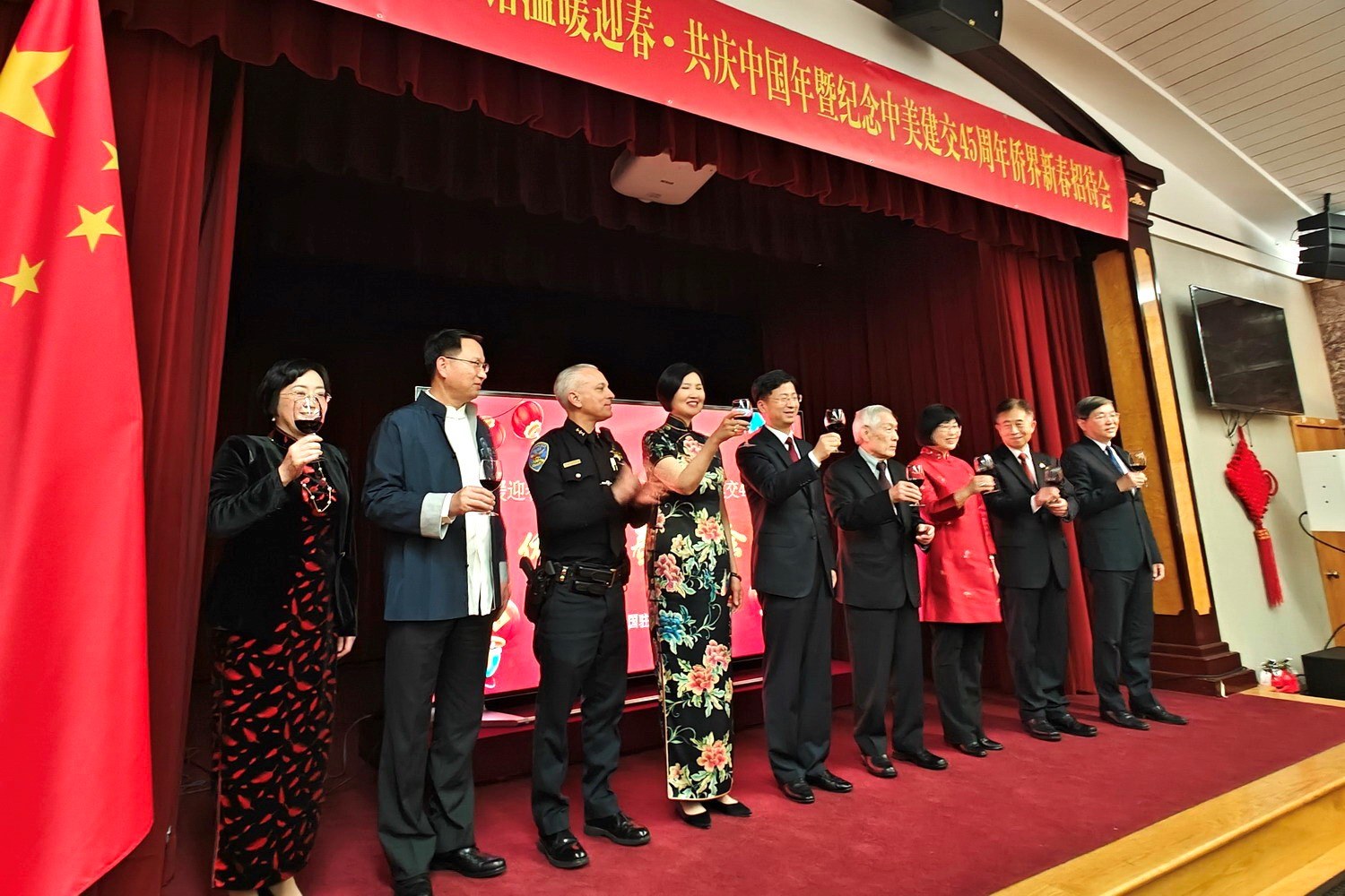 僑胞代表與駐舊金山總領(lǐng)館官員合影。主辦方供圖