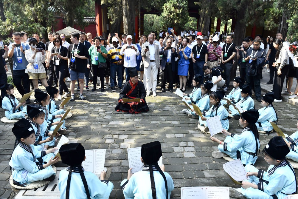 2023年6月27日，在曲阜孔廟，嘉賓和游客在聆聽孩子們誦讀《論語》。